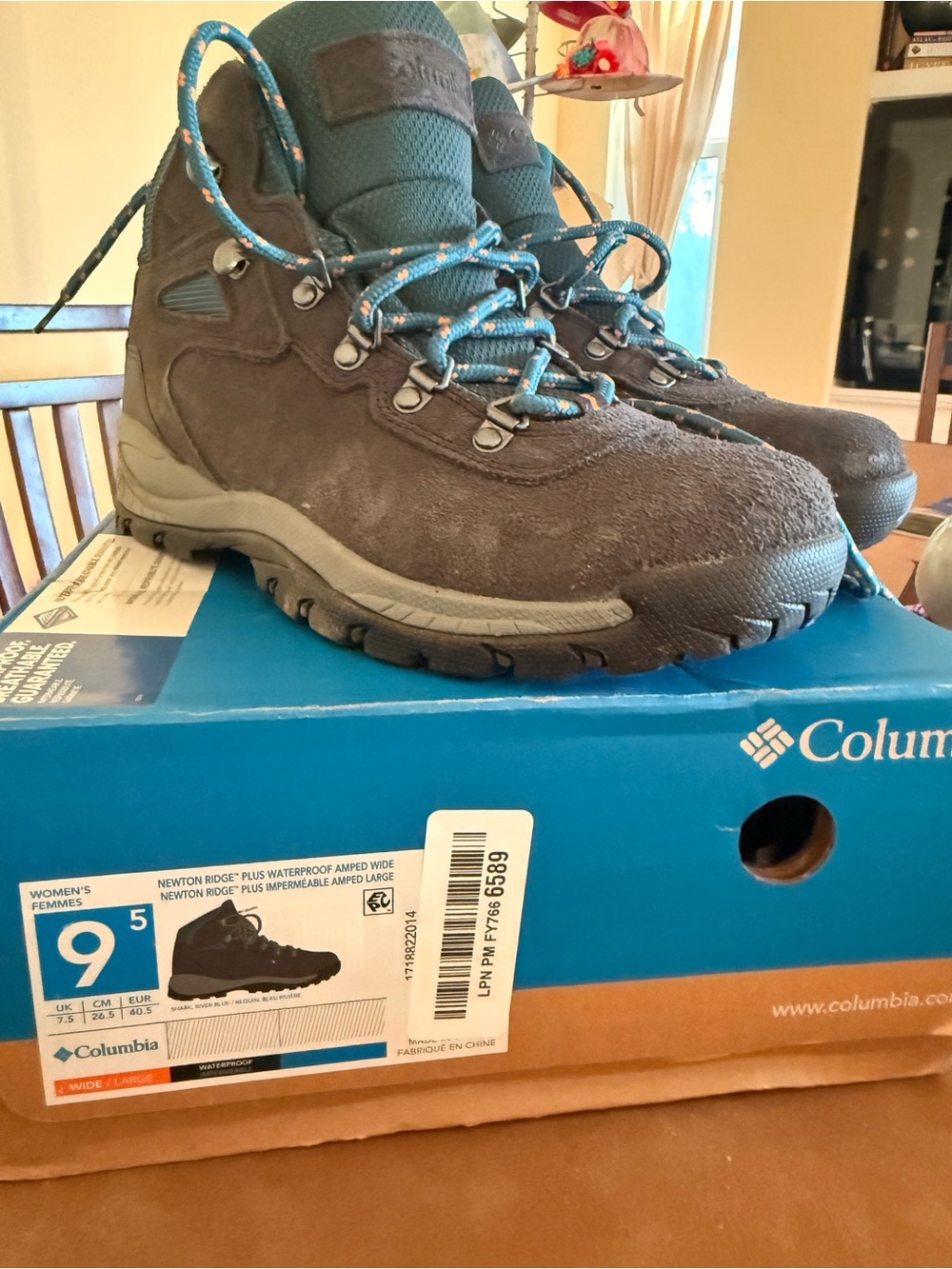 ColumbiaGrey Suede Hiking Boot with Teal Accents
Womens 9 1/2 W